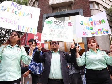 Trabajadores del Poder Judicial y opositores han advertido de una posible "dictadura" o "autocracia" porque la iniciativa permitirá que el Ejecutivo postule candidaturas para todos los juzgados del país. EFE/ S. Gutierrez.