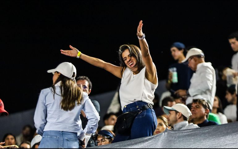 El público que colmó las gradas del Estadio AKRON de tenis se contagió de la intensidad que brindaron las jugadoras que vieron acción ayer. EL INFORMADOR/A. Navarro