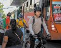 Los usuarios de transporte público y quienes viajan en las ciclovías deben cuidarse de no sufrir accidentes. EL INFORMADOR/ J. Urrutia