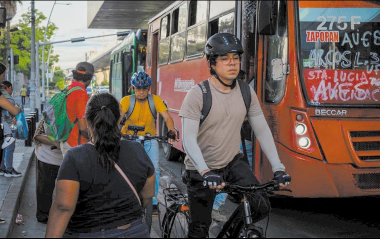 Los usuarios de transporte público y quienes viajan en las ciclovías deben cuidarse de no sufrir accidentes. EL INFORMADOR/ J. Urrutia