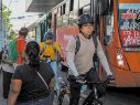 Los usuarios de transporte público y quienes viajan en las ciclovías deben cuidarse de no sufrir accidentes. EL INFORMADOR/ J. Urrutia