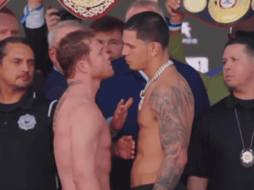 El "Canelo", marcó 166.8 libras, mientras que Berlanga pesó 167.6 libras. ESPECIAL / TV AZTECA