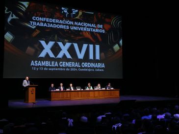 El Rector General, junto con los líderes de sindicatos y el Secretario de la CONTU, inauguraron la asamblea de diálogo y reflexión sindical en el CSAE. ESPECIAL/UdeG