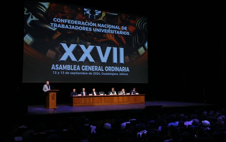 El Rector General, junto con los líderes de sindicatos y el Secretario de la CONTU, inauguraron la asamblea de diálogo y reflexión sindical en el CSAE. ESPECIAL/UdeG