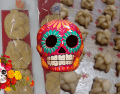 Las "gallemuertas" se venden en paquetes de tres piezas, acompañadas de una calaverita de azúcar, dulce típico del Día de Muertos. INSTAGRAM/ corazondenube_cafe/ ESPECIAL/ CANVA