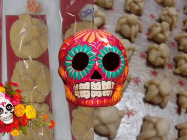 Las "gallemuertas" se venden en paquetes de tres piezas, acompañadas de una calaverita de azúcar, dulce típico del Día de Muertos. INSTAGRAM/ corazondenube_cafe/ ESPECIAL/ CANVA