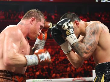 El apoyo hacia "Canelo" fue inquebrantable, y al finalizar el combate, la victoria por decisión unánime fue celebrada de manera efusiva por los fanáticos. EFE/ O. Guzmán