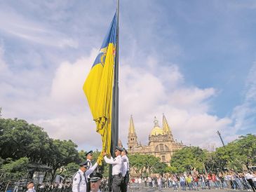 Bandera de Jalisco. En la Plaza Liberación se realizó el izamiento. ESPECIAL