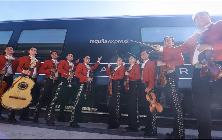 Los pasajeros disfrutan de una degustación de tequila mientras viajan en el Tequila Express, sumergiéndose en la cultura agavera durante el recorrido. EL INFORMADOR/H. Figueroa