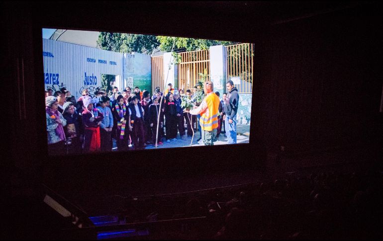 La premier contó con una alfombra azul por la cual transitaron personalidades del cine, cultura y política local. ESPECIAL.