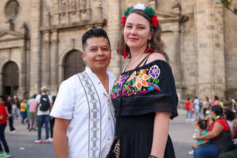 Julio y Cristina disfrutan de las Fiestas Patrias en el Centro de la ciudad. EL INFORMADOR / H. FIGUEROA 