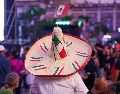 La ciudadanía vitoreaba y replicaba los gritos del mandatario desde la Plaza de Armas. EL INFORMADOR/ H. FIGUEROA.