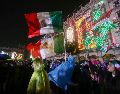 Desde tempranas horas, simpatizantes del mandatario comenzaron a llenar la explanada del Zócalo. SUN/ L. Camacho.