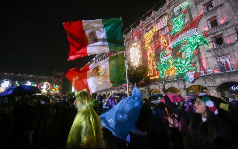 Desde tempranas horas, simpatizantes del mandatario comenzaron a llenar la explanada del Zócalo. SUN/ L. Camacho.