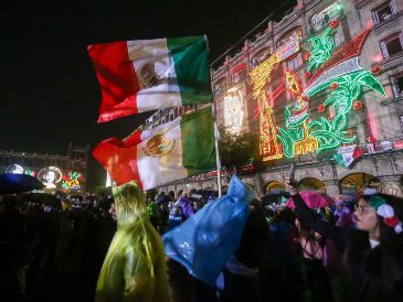 Desde tempranas horas, simpatizantes del mandatario comenzaron a llenar la explanada del Zócalo. SUN/ L. Camacho.