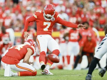 Una penalización en los últimos segundos abrió la puerta a que Harrison Butker conectara el gol de campo del triunfo para los campeones. AFP