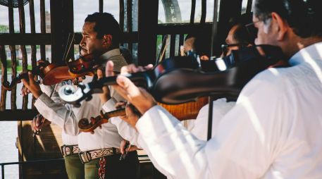 El mariachi ha trascendido el tiempo desde que comenzara a popularizarse en el siglo XIX. ESPECIAL / Foto de Samuel Ramos en Unsplash