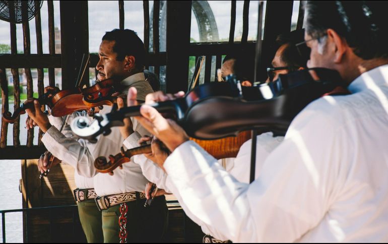 El mariachi ha trascendido el tiempo desde que comenzara a popularizarse en el siglo XIX. ESPECIAL / Foto de Samuel Ramos en Unsplash