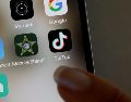 Si se prohíbe TikTok, las principales tiendas de aplicaciones, como App Store de Apple y Google Play, se verán obligadas a retirar la plataforma de sus catálogos. AFP / ARCHIVO