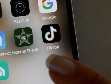 Si se prohíbe TikTok, las principales tiendas de aplicaciones, como App Store de Apple y Google Play, se verán obligadas a retirar la plataforma de sus catálogos. AFP / ARCHIVO