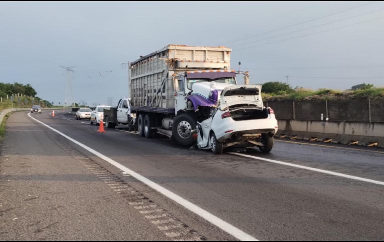 El accidente provocó que hubiera circulación parcial en la autopista. ESPECIAL