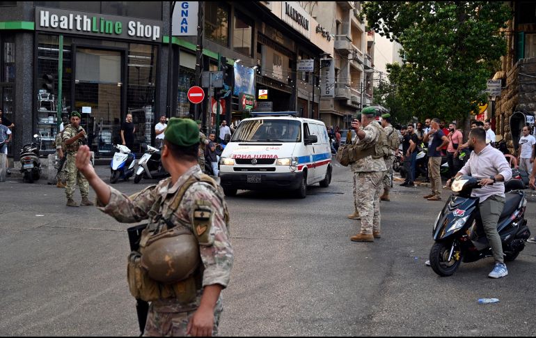 Un gran número de buscapersonas en manos de miembros de Hezbolá explotaron simultáneamente en varios puntos del Líbano, principalmente en el sur del país y los suburbios meridionales de Beirut. EFE / W. Hamzeh