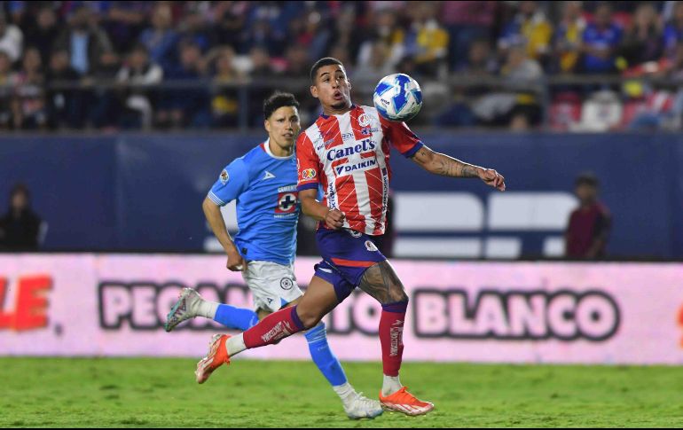 A pesar de la derrota, Cruz Azul sigue en primer lugar de la Liga MX. IMAGO7/O. Puga