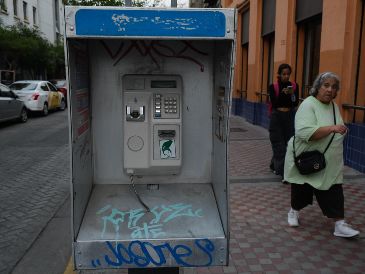 Cabina telefónica. Esta herramienta de comunicación estorba el paso a los transeúntes en el cruce de las calles Enrique González Martínez y Pedro Moreno. EL INFORMADOR/J. Urrutia