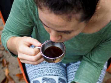 La ciencia determinó a qué edad debemos dejar de tomar café y explicó las razones. UNSPLASH / P. SECAN