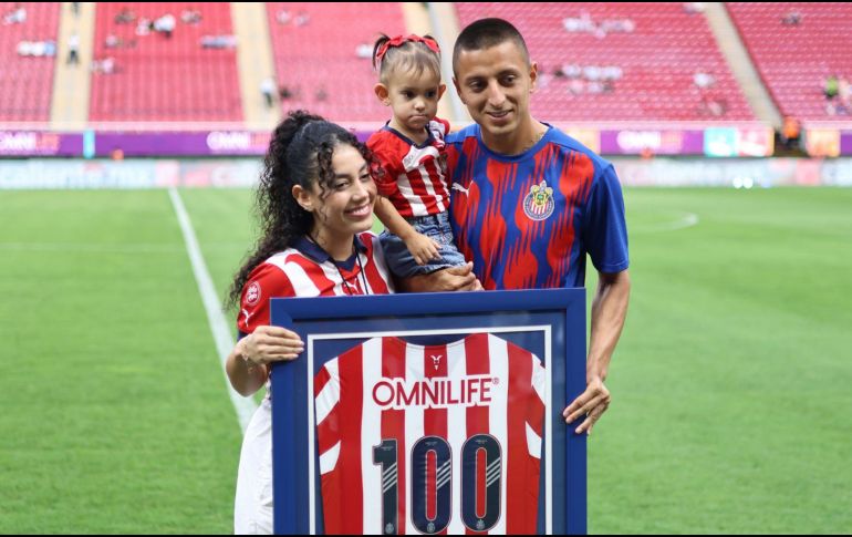 Alvarado fue reconocido ante los pocos aficionados que habían llegado al inmueble con una camisa rojiblanca conmemorativa. IMAGO7.