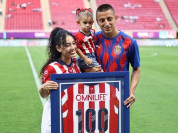 Alvarado fue reconocido ante los pocos aficionados que habían llegado al inmueble con una camisa rojiblanca conmemorativa. IMAGO7.