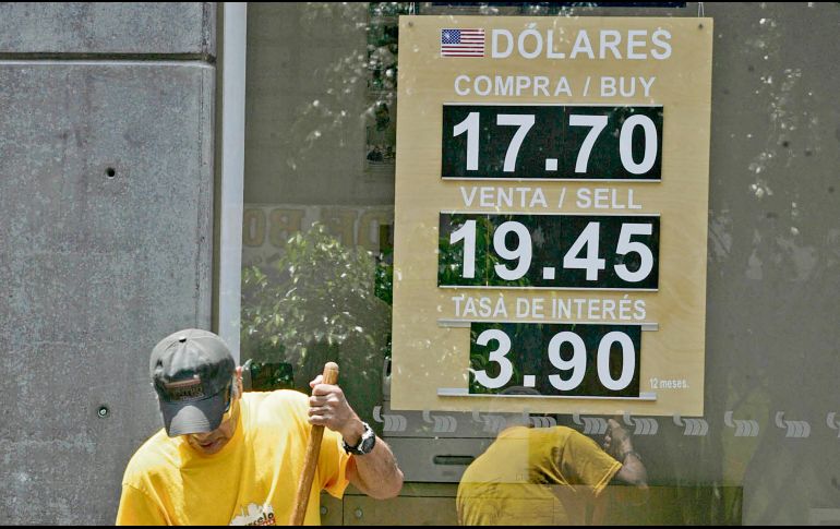 Aunque ayer disminuyó pérdidas, la divisa mexicana ha batallado, en días recientes alcanzó hasta 19.77 ante la moneda estadounidense. EL UNIVERSAL