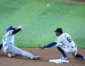 Shohei Ohtani, de los Dodgers de Los Ángeles, se roba la intermedia frente al dominicano Otto López, de los Marlins de Miami. AP/W. Lee