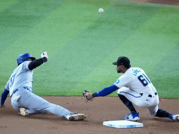 Shohei Ohtani, de los Dodgers de Los Ángeles, se roba la intermedia frente al dominicano Otto López, de los Marlins de Miami. AP/W. Lee