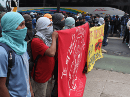 Los padres y madres de los 43 Normalistas desaparecidos de Ayotzinapa realizaron mitin a las puertas del Senado. SUN/ARCHIVO