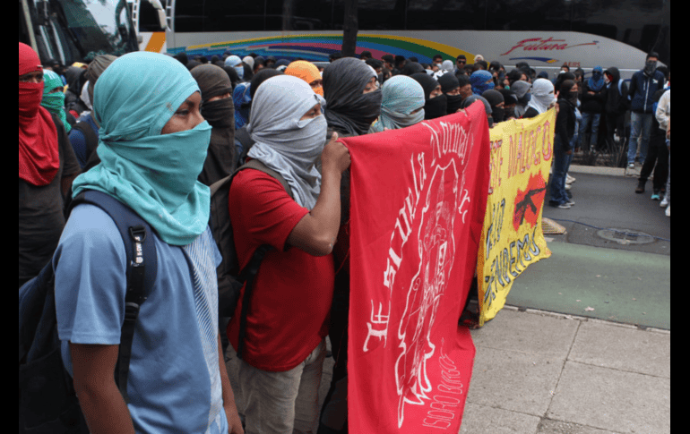 Los padres y madres de los 43 Normalistas desaparecidos de Ayotzinapa realizaron mitin a las puertas del Senado. SUN/ARCHIVO