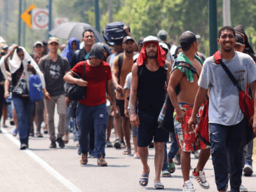 El grupo está custodiado por elementos de tránsito estatal y policías municipales para prevenir accidentes en la carretera federal 200. EFE