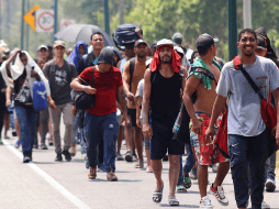 El grupo está custodiado por elementos de tránsito estatal y policías municipales para prevenir accidentes en la carretera federal 200. EFE