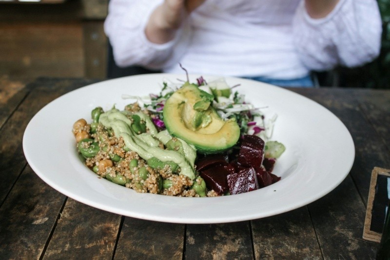 Incorporar quinoa en la alimentación diaria puede ser una decisión favorable. Unsplash 