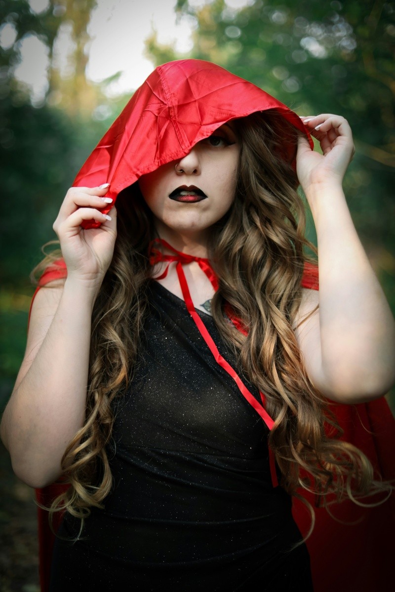 Mujer vestida de la caperucita roja. ESPECIAL / UNSPLASH Sierra Koder