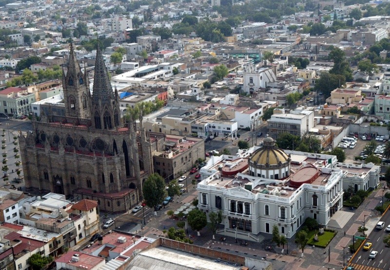 Los tímpanos en la fachada representan escenas significativas como el Cordero Pascual, añadiendo un valor artístico y espiritual al edificio. EL INFORMADOR / ARCHIVO