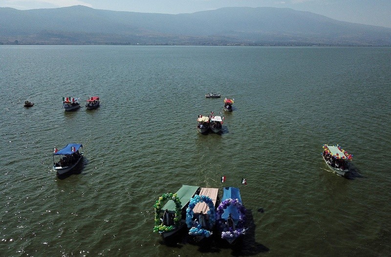 Cada 6 de enero (Día de los Santos Reyes Magos) cientos de personas de todas partes del mundo acuden a ver a las figuras artesanales pasear en una lancha por la laguna de Cajititlán.  AFP / ARCHIVO