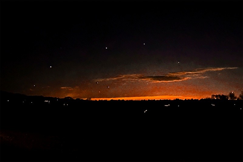 Foto que muestra el horizonte al anochecer y puntos luminosos cerca de Lebanon Township. AP / Trisha Bushey