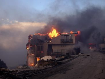 Una casa en llamas debido al incendio forestal de Palisades en Malibú, California, Estados Unidos. EFE/EPA/Allison Dinner