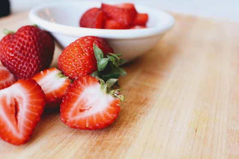 El consumo de fresas contribuye a disminuir los niveles de colesterol y triglicéridos en la sangre. ESPECIAL/PEXELS 