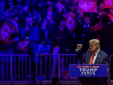 El presidente electo de Estados Unidos, Donald Trump, pronunció un discurso a sus seguidores en el estadio Capital One Arena este domingo en Washington. EFE/ A. Colmenares