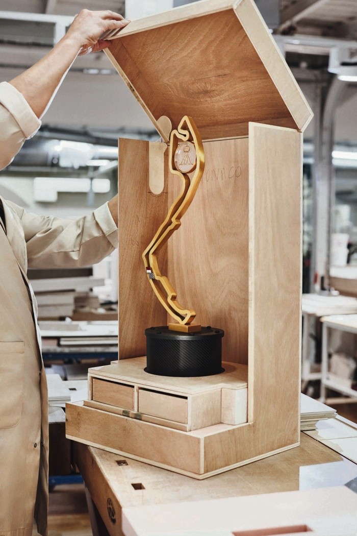 Así luce el prestigioso trofeo, en su cofre Louis Vuitton, que ganó Checo  Pérez