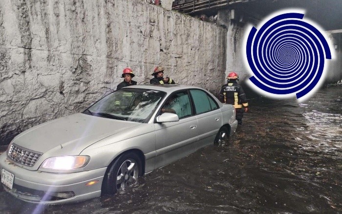 EUM20230702SOC24.JPGTLALNEPANTLA, Mex., Rain/Lluvias/Edomex.- Bomberos y personal de Protección Civil cargan en hombros a personas atrapadas en el bajo puente de Periferico Norte y Mario Colín, donde tres vehículos quedaron en el agua por la granizada que afectó el poniente del Valle de Mexico. Domingo 2 de julio de 2023. Foto: Agencia EL UNIVERSAL/ESPECIAL/RDB.