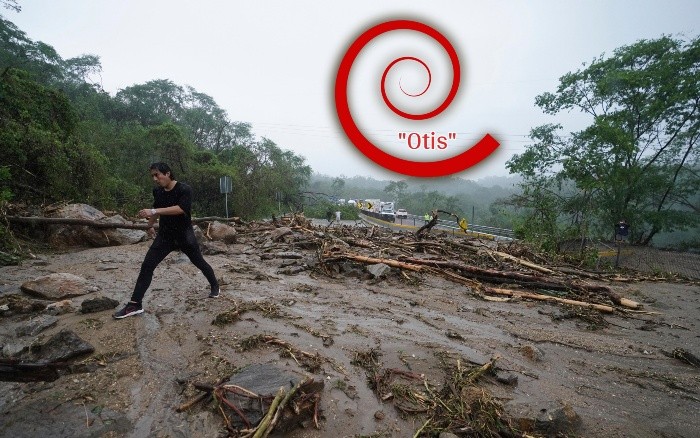 Un hombre cruza una carretera bloqueada por un deslizamiento de tierra provocado por el huracán Otis cerca de Acapulco, Mexico, el miercoles 25 de octubre de 2023. (AP Foto/Marco Ugarte)