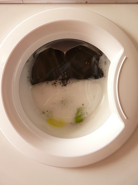 El acumulamiento de restos de detergente y suavizante de telas en la tina de la lavadora puede contribuir al mal olor de tu ropa. Pixabay
